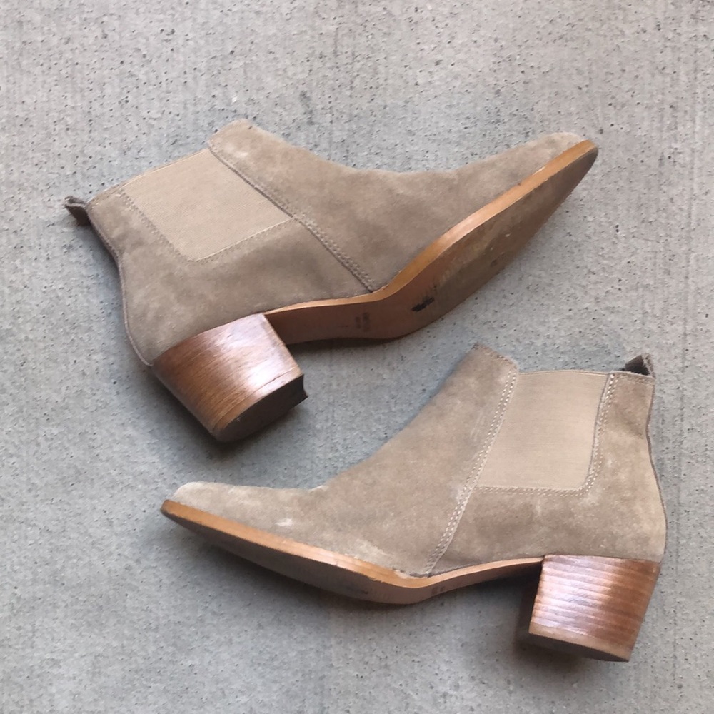Kenneth Cole - Russie Tan Chelsea Suede Booties - size 7